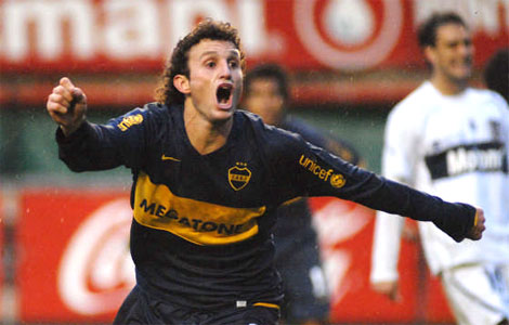 Con dos hombres más Boca vence a Gimnasia Con dos hombres más Boca vence a Gimnasia