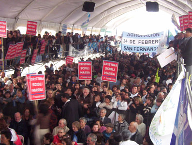El Frente para la Victoria, tanto de Tigre como de San Fernando, copó el acto con cotillón de campaña (banderas, remeras, bombos. El vecinalismo de Tigre fue el gran ausente. El Frente para la Victoria, tanto de Tigre como de San Fernando, copó el acto con cotillón de campaña (banderas, remeras, bombos. El vecinalismo de Tigre fue el gran ausente.