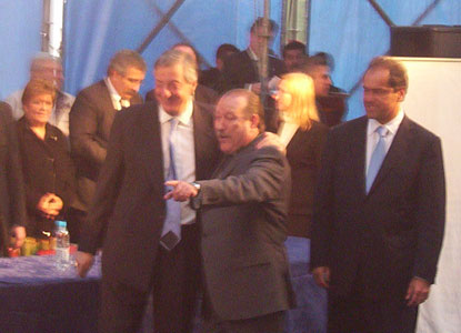 Amieiro recibe al Presidante Kirchner. más atrás Daniel Scioli Amieiro recibe al Presidante Kirchner. más atrás Daniel Scioli