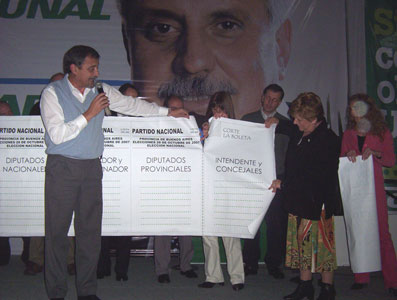 El Dr. Girola explica como se corta la boleta