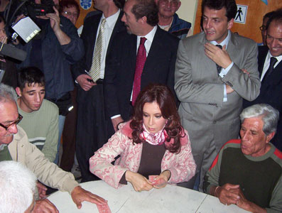 Cristina jugó al truco con jubilados de Tigre Cristina jugó al truco con jubilados de Tigre