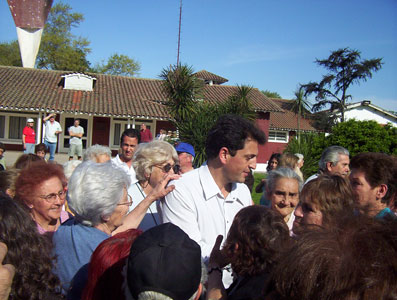 Sergio Massa rodeado por sus Fans (los jubilados mostraron su agradecimineto en todo momento) Sergio Massa rodeado por sus Fans (los jubilados mostraron su agradecimineto en todo momento)