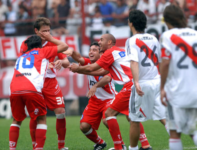 Argentinos golea a River y lo destroza de cara al súperclásico Argentinos golea a River y lo destroza de cara al súperclásico