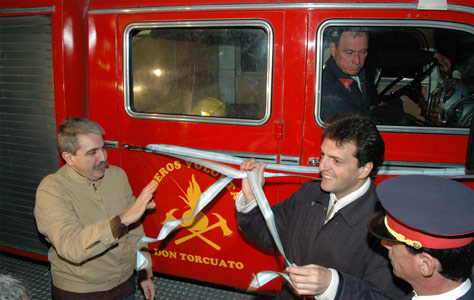 Sergio Massa y Anibal Fernández entregaron autobomba a los bomberos de Don Torcuato Sergio Massa y Anibal Fernández entregaron autobomba a los bomberos de Don Torcuato