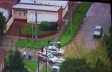 Delincuentes mantienen rehenes en una casa de Don Torcuato (imagen TN) Delincuentes mantienen rehenes en una casa de Don Torcuato (imagen TN)