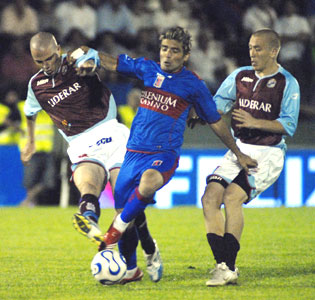 Tigre, montado en un sueño, alcanza a Independiente. Tigre, montado en un sueño, alcanza a Independiente.