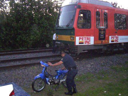 Personal policial retira la moto que choco contra una formación del Tren de la Costa Personal policial retira la moto que choco contra una formación del Tren de la Costa