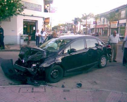El Citroen C4 en Cazón y Luis Pereyra El Citroen C4 en Cazón y Luis Pereyra