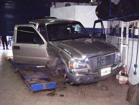 Camioneta Ford Ranger en el interior del taller Camioneta Ford Ranger en el interior del taller
