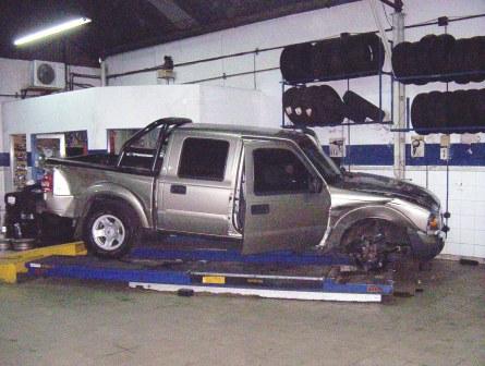Camioneta Ford Ranger en el interior del taller Camioneta Ford Ranger en el interior del taller