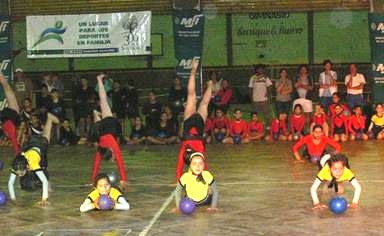 Torneo comunitario de gimnasia artística en el Club BANADE Torneo comunitario de gimnasia artística en el Club BANADE