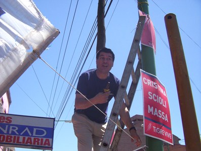 Daniel Gambino descuelga uno de los pasacalles