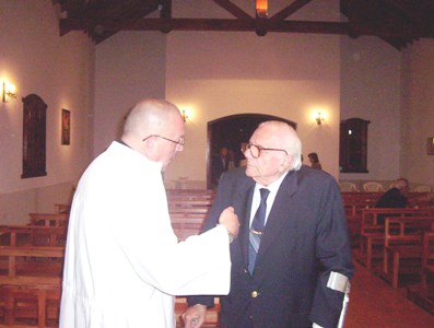 El Padre Roberto Baron dialoga con Hiram Gualdoni