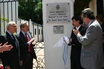 El descubrimiento de la placa con la declaración de monumento histórico nacional para el Museo Beccar Varela El descubrimiento de la placa con la declaración de monumento histórico nacional para el Museo Beccar Varela