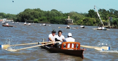 Sergio Massa participó en la maratón de remo y paseó en moto