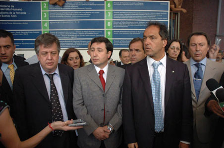 El gobernador de la provincia de Buenos Aires, Daniel Scioli junto al ministro de Seguridad, Carlos Stornelli y el ministro de Desarrollo Social, Daniel Arroyo frente al minsterio que fue tomado ayer por piqueteros El gobernador de la provincia de Buenos Aires, Daniel Scioli junto al ministro de Seguridad, Carlos Stornelli y el ministro de Desarrollo Social, Daniel Arroyo frente al minsterio que fue tomado ayer por piqueteros