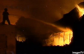 El fuego consume una fabrica de plásticos en Martínez 
