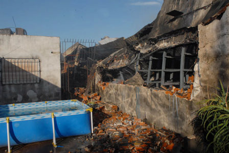 El fuego consume una fabrica de plásticos en Martínez El fuego consume una fabrica de plásticos en Martínez