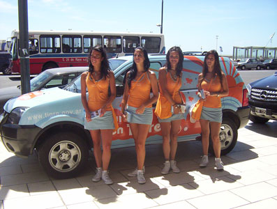 Promotoras entregan folletos en Mar del Plata 