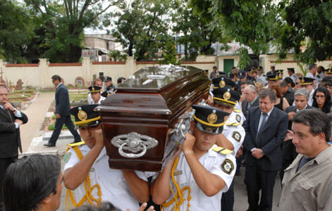 Los restos del policía Luis Barrientos fueron inhumados en el cementerio municipal de Olivos. Los restos del policía Luis Barrientos fueron inhumados en el cementerio municipal de Olivos.