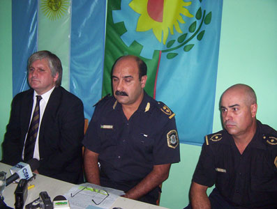 Diego Santillan de la Secretaria de Prevención Comunicaria junto al Inspector Adrián Luongo Titular de la Departamental Conurbano Norte y el Capitan Caballero de la Comisaría primera de Tigre