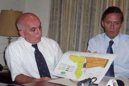 El Secretario de Gobierno, Eduardo Cergnul junto al Secretario de Inversión Pública Urbanismo y Gestión Ambiental, Antonio Grandoni detallaron los alcances del Decreto El Secretario de Gobierno, Eduardo Cergnul junto al Secretario de Inversión Pública Urbanismo y Gestión Ambiental, Antonio Grandoni detallaron los alcances del Decreto