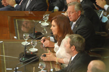 La jefa del Estado al hablar en la apertura del período ordinario de sesiones del Congreso. La jefa del Estado al hablar en la apertura del período ordinario de sesiones del Congreso.