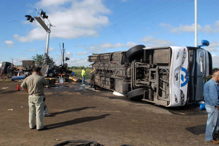 El gobernador bonaerense, Daniel Scioli, calificó de tremenda la irresponsabilidad del chofer del micro de la empresa El Rápido Argentino El gobernador bonaerense, Daniel Scioli, calificó de tremenda la irresponsabilidad del chofer del micro de la empresa El Rápido Argentino