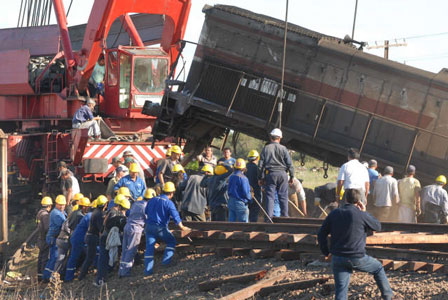 Con maquinaria pesada se comenzó hoy la remoción de la locomotora de la formacion que ayer embistio un micro en la localidad de Dolores Con maquinaria pesada se comenzó hoy la remoción de la locomotora de la formacion que ayer embistio un micro en la localidad de Dolores