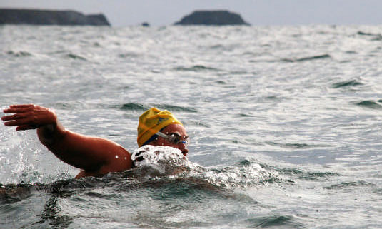 La nadadora argentina María Inés Mato, de 43 años, cruzó a nado el estrecho de San Carlos y unió las Islas Malvinas La nadadora argentina María Inés Mato, de 43 años, cruzó a nado el estrecho de San Carlos y unió las Islas Malvinas