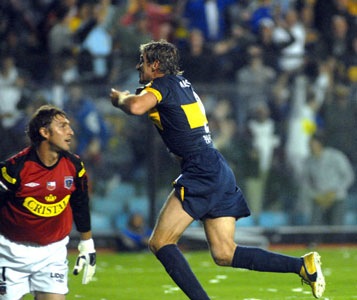 Martín Palermo corre a festejar el gol con el que Boca logró el empate transitorio ante Colo Colo de Chile Martín Palermo corre a festejar el gol con el que Boca logró el empate transitorio ante Colo Colo de Chile