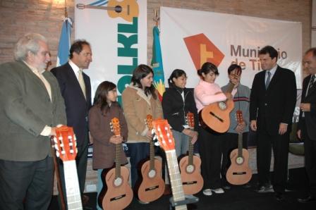 El Intendente Sergio Massa y el Gobernador de Daniel Scioli, pusieron en marcha el programa Mil Guitarras para la Provincia El Intendente Sergio Massa y el Gobernador de Daniel Scioli, pusieron en marcha el programa Mil Guitarras para la Provincia