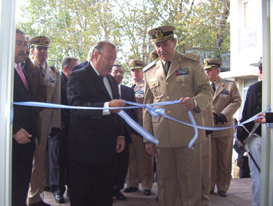 El Intendente de San Fernando, Osvaldo Amieiro y el Prefecto Nacional, Oscar Rodolfo Arce cortan la cinta inaugural El Intendente de San Fernando, Osvaldo Amieiro y el Prefecto Nacional, Oscar Rodolfo Arce cortan la cinta inaugural
