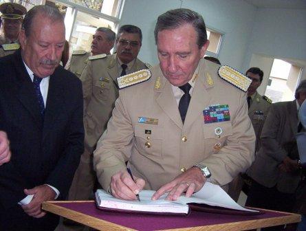 El Intendente de San Fernando, Osvaldo Amieiro y el Prefecto Nacional, Oscar Rodolfo Arce rubrican el acta de entrega El Intendente de San Fernando, Osvaldo Amieiro y el Prefecto Nacional, Oscar Rodolfo Arce rubrican el acta de entrega
