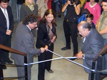 El Rector de la Universidad Nacional de General Sarmiento, Silvio Feldman y El Intendente Amieiro Cortan la cinta inaugural