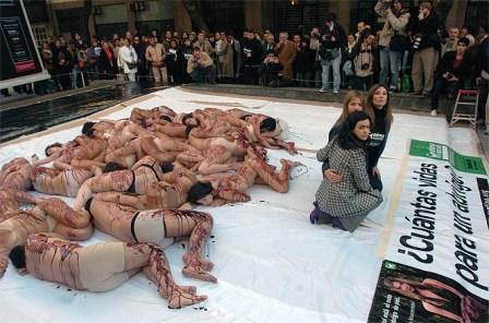 Impactante reclamo contra el uso de pieles en pleno centro 