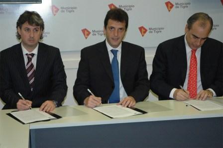 Sergio Massa, junto a los presidentes del Bapro, Dr. Guillermo Francos, y de Bapro Medios de Pago, Daniel Ramundo Sergio Massa, junto a los presidentes del Bapro, Dr. Guillermo Francos, y de Bapro Medios de Pago, Daniel Ramundo