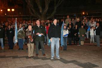 Al filo de la medianoche pasadas, gran cantidad de vecinos de Martínez, entre ellos el intendente Posse, se dieron cita en la plaza 9 de Julio para entonar el Himno al comenzar la jornada de un nuevo aniversario de la Independencia Nacional