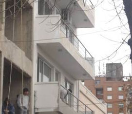 Demolición parcial de balcones de un frente en San Isidro