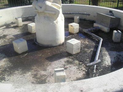 La imagen muestra los daños por robos en la fuente ornamental del monumento al ex intendente Ernesto de las Carreras, en avenida Márquez y Fleming