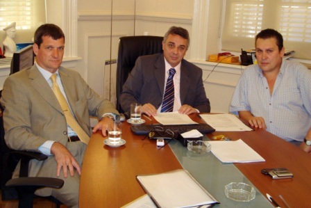 El intendente municipal Julio Zamora, junto al Secretario General del Sindicato de Trabajadores Municipales, Omar Cabral, y al Secretario de Economía, Hacienda y Administración, Cont. Carlos Vittor El intendente municipal Julio Zamora, junto al Secretario General del Sindicato de Trabajadores Municipales, Omar Cabral, y al Secretario de Economía, Hacienda y Administración, Cont. Carlos Vittor