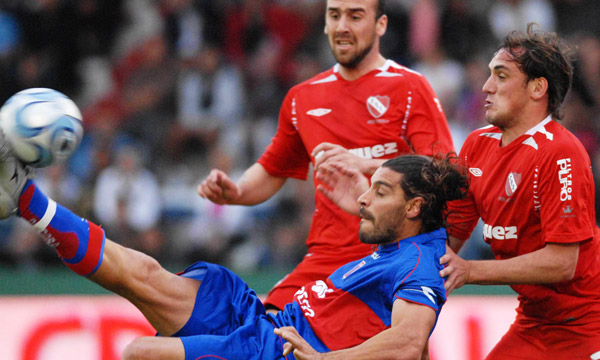 Lazzaro en accion ante Independiente Lazzaro en accion ante Independiente