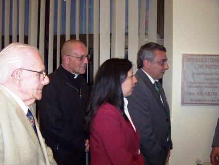 Gualdoni, Nardi, Zamora y el Padre Baron obsevan la placa en memoria de Ubieto Gualdoni, Nardi, Zamora y el Padre Baron obsevan la placa en memoria de Ubieto