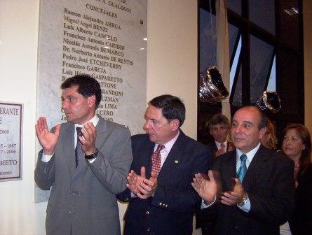Gambino, Romano y Macri tras descubrir la placa en memoria a Ubieto Gambino, Romano y Macri tras descubrir la placa en memoria a Ubieto