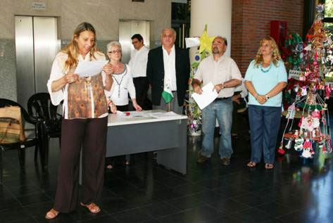 Crearon árboles de navidad con material reciclable Crearon árboles de navidad con material reciclable