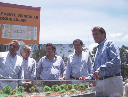 Zamora, Zin, Arroyo, Gambino y Massa junto a la maqueta de la obra Zamora, Zin, Arroyo, Gambino y Massa junto a la maqueta de la obra