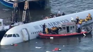 Un avión cayó al Río Hudson y se salvaron sus 152 ocupantes Un avión cayó al Río Hudson y se salvaron sus 152 ocupantes