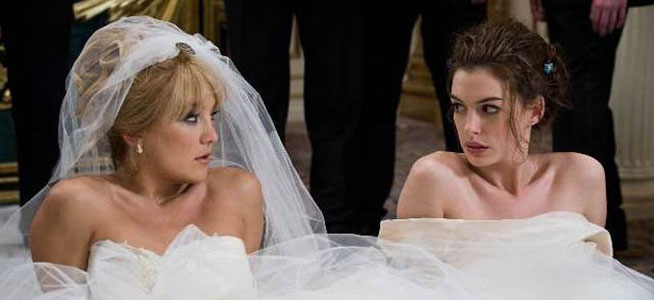  Liv (Kate Hudson) y Emma (Anne Hathaway), en la comedia Guerra de novias   