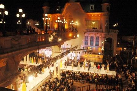 Con un marco espectacular y a beneficio del Hospital Comunal, se realizó el megadesfile en el Museo de Arte de Tigre, que reunió a reconocidas modelos y a los diseñadores más prestigiosos del país Con un marco espectacular y a beneficio del Hospital Comunal, se realizó el megadesfile en el Museo de Arte de Tigre, que reunió a reconocidas modelos y a los diseñadores más prestigiosos del país