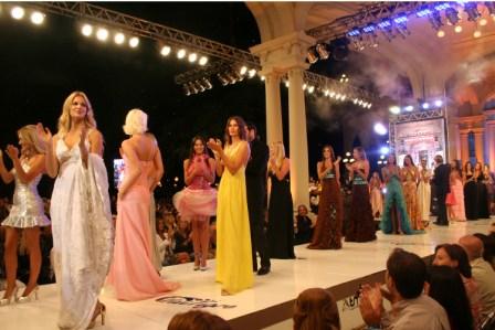 Con un marco espectacular y a beneficio del Hospital Comunal, se realizó el megadesfile en el Museo de Arte de Tigre, que reunió a reconocidas modelos y a los diseñadores más prestigiosos del país Con un marco espectacular y a beneficio del Hospital Comunal, se realizó el megadesfile en el Museo de Arte de Tigre, que reunió a reconocidas modelos y a los diseñadores más prestigiosos del país